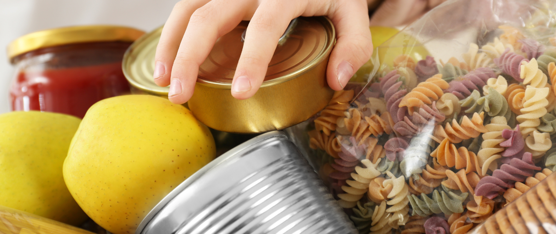 jedzenie - makaron, jabłka, puszka, sok