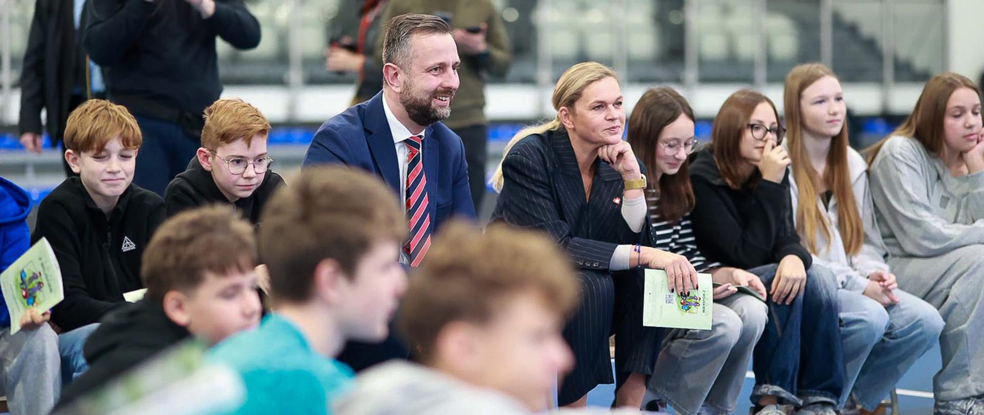 30 października 2025 r. w Szkole Podstawowe nr 2 w Kartuzach, Władysław Kosiniak-Kamysz wicepremier-minister obrony narodowej oraz Barbara Nowacka, minister edukacji narodowej zainaugurowali IV edycję projektu "Edukacja z wojskiem". Fot. Krzysztof Niedziela/MON
