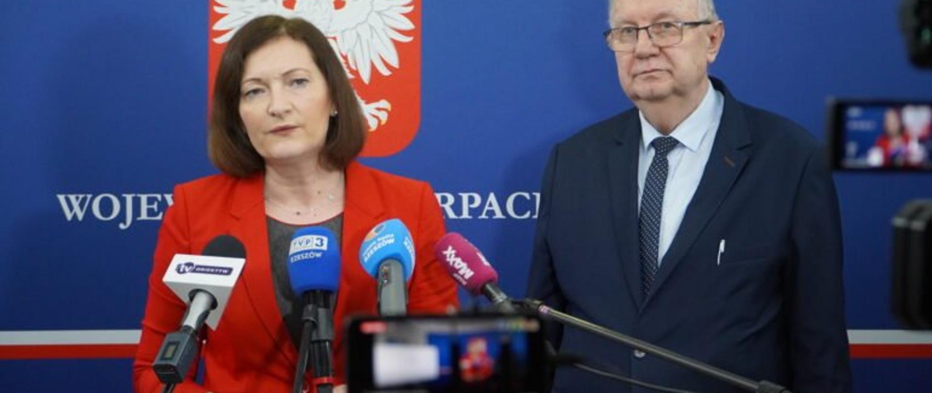 Wojewoda podkarpacki Ewa Leniart zabiera głos podczas konferencji prasowej na temat Funduszu rozwoju przewozów autobusowych. Obok stoi starosta brzozowski Zdzisław Szmyd.