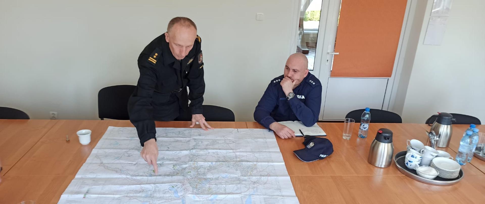 Zdjęcie przedstawia odprawę operacyjna w której udział przedstawiciele: Lasów Państwowych, Starostwa Świdwińskiego, Policji oraz Państwowej Straży Pożarnej.