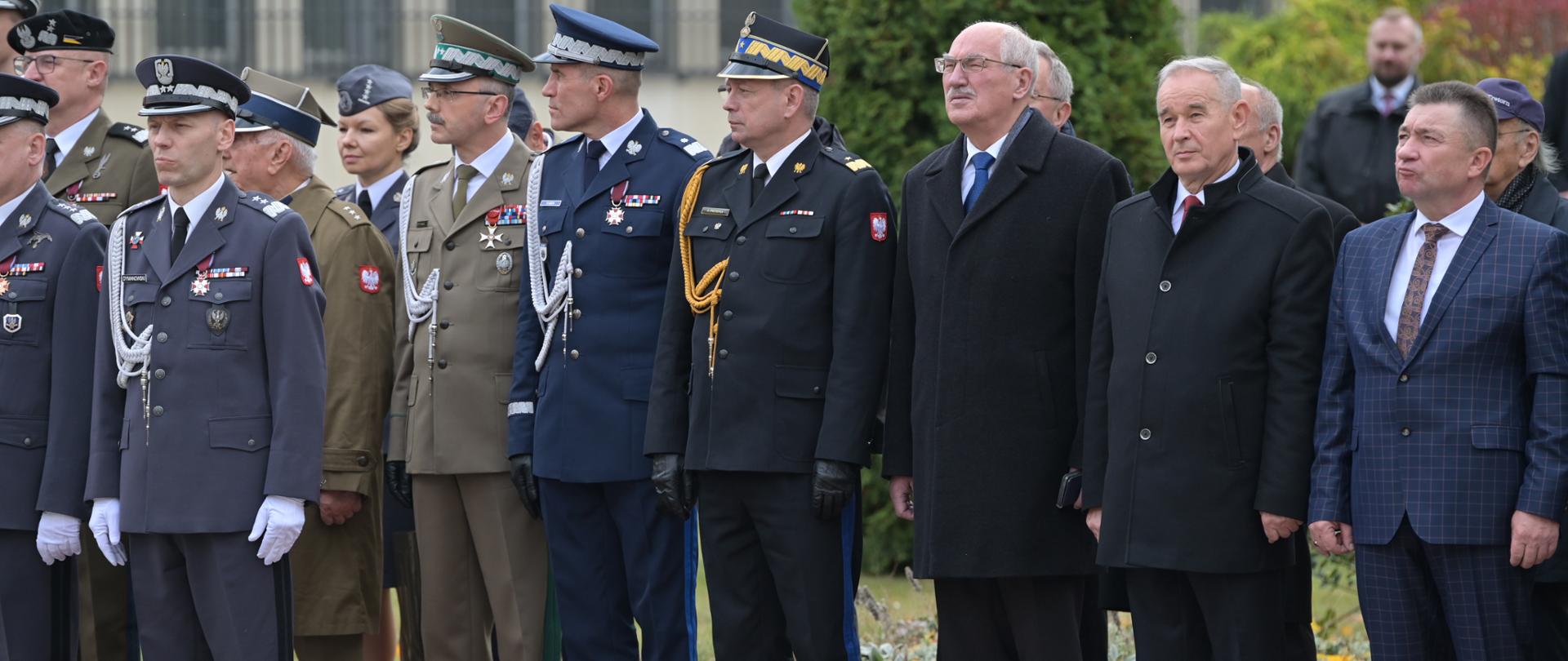 Na zdjęciu widać przedstawicieli Wojsk Polskich oficerów i generałów ustawionych na placu apelowym podczas uroczystości. Wśród zebranych znajduje się zastępca komendanta głównego PSP nadbryg. Arkadiusz Przybyła