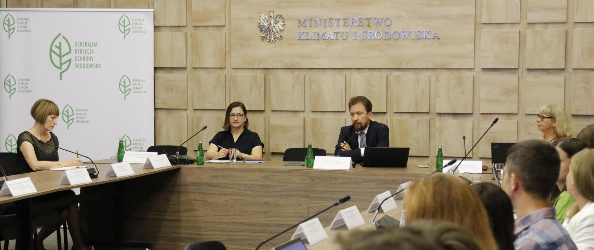 Sala konferencyjna. Widok na kierownictwo Generalnej Dyrekcji Ochrony Środowiska oraz uczestników spotkania. Przemawia Piotr Otawski - Generalny Dyrektor Ochrony Środowiska.