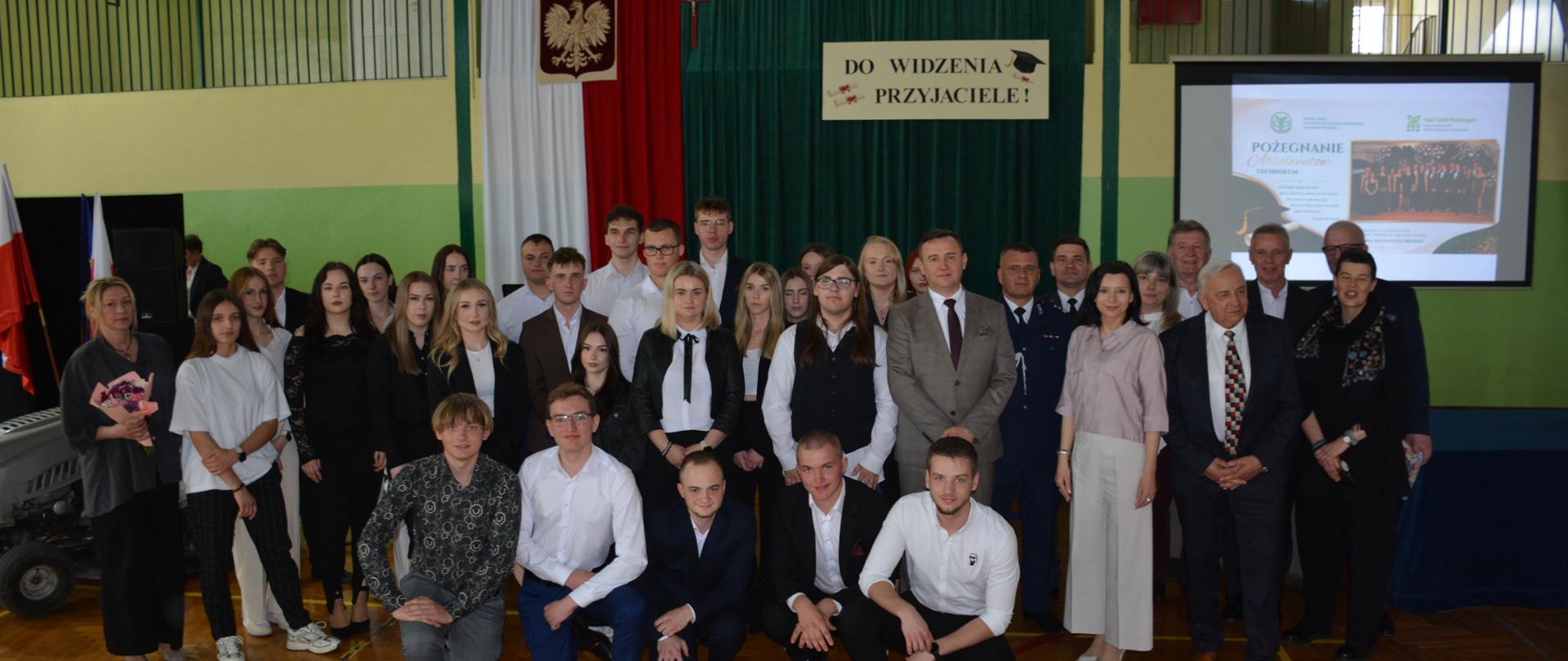 Uroczyste pożegnanie uczniów kończących naukę w Technikum w Siennicy Różanej