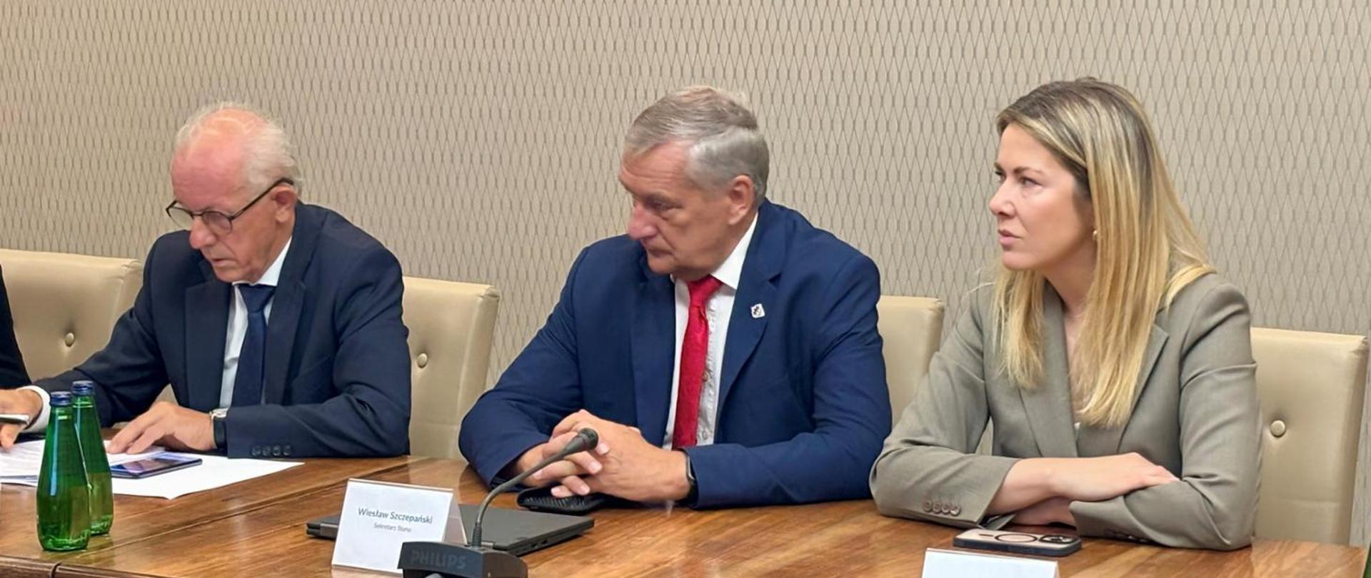 Wiceministrowie Wiesław Leśniakiewicz, Wiesław Szczepański oraz Magdalena Roguska siedzą przy stole. 