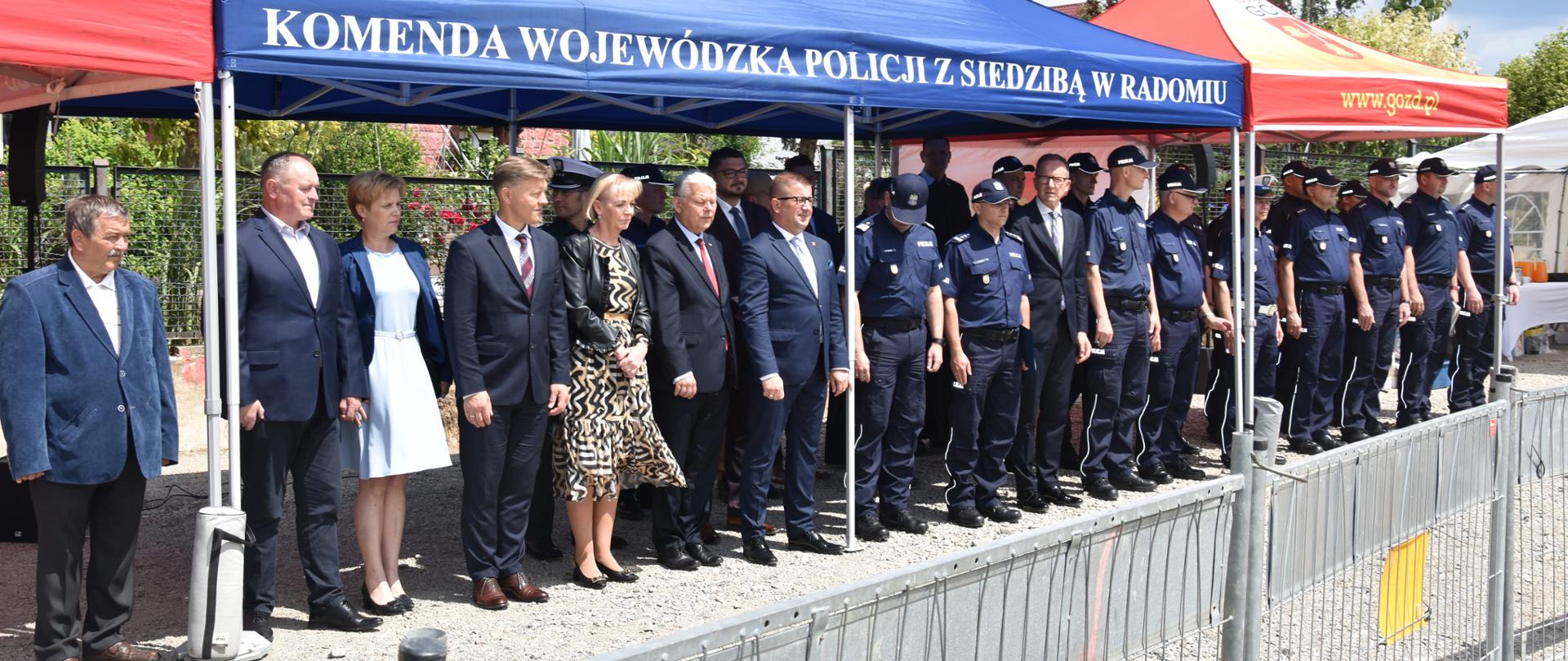 Na zdjęciu widać kobiety i mężczyzn