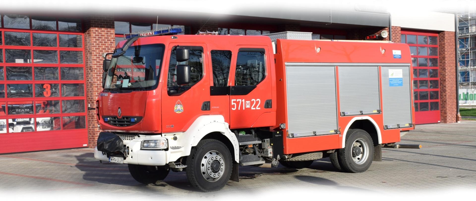 samochód pożarniczy, czerwony, ratowniczo gaśniczy, średni, ustawiony przed garażem, KP PSP Płońsk, 2020 r.