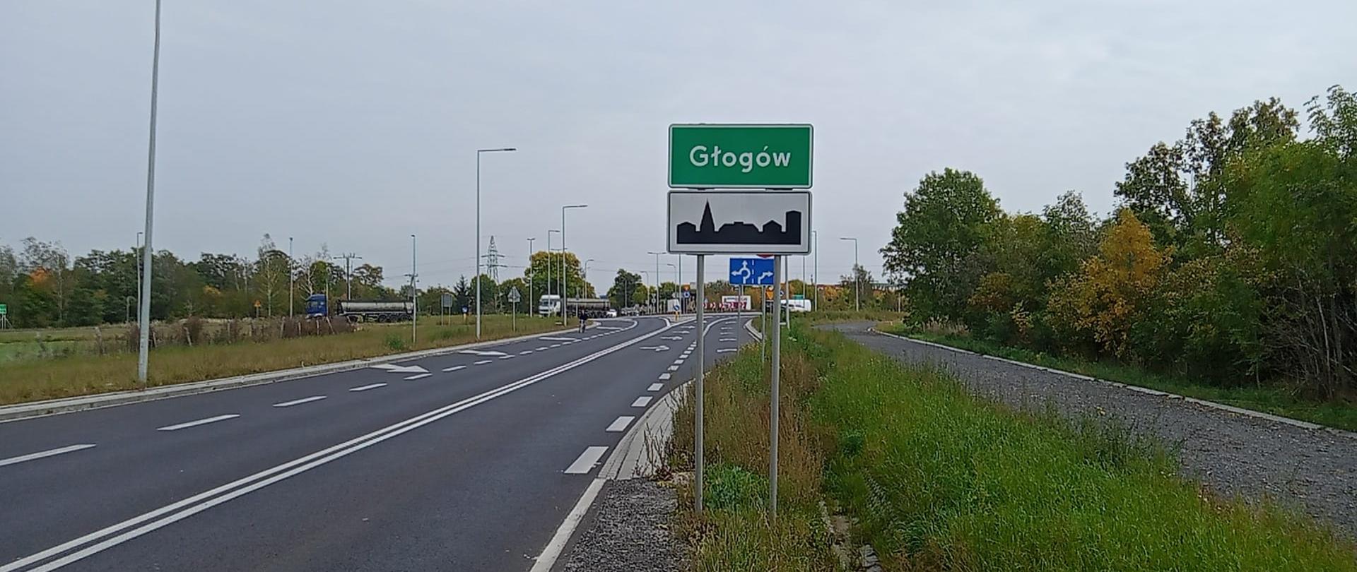 na zdjęciu widoczna droga oraz tablica z nazwą miejscowości Głogów 
