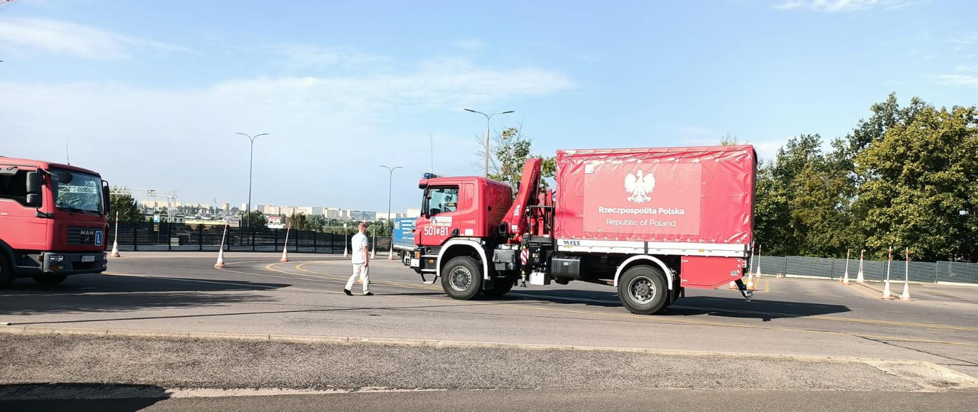 Samochód strażacki na placu manewrowym