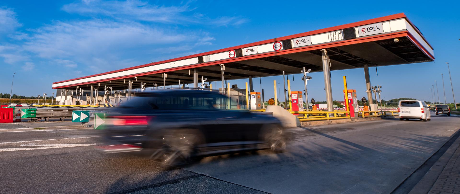 Pojazdy przejeżdżające przez punkt poboru opłat bez zatrzymywania się.