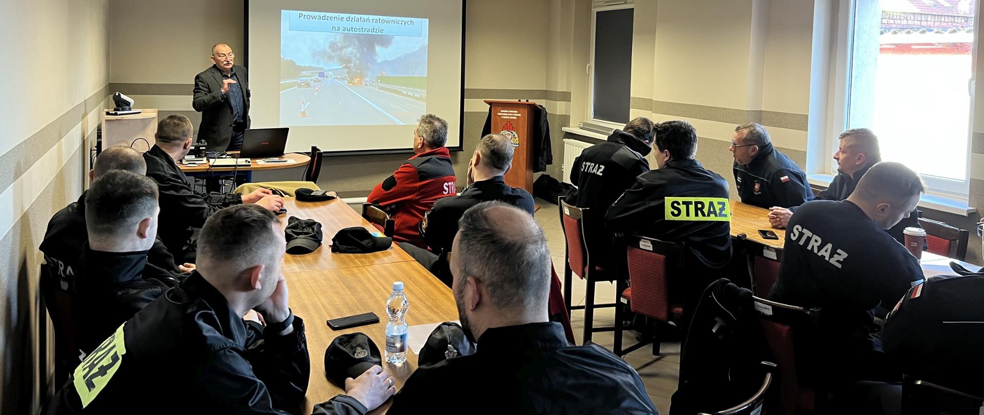 Szkolenie z zakresu bezpieczeństwa i zasad prowadzenia działań ratowniczo-gaśniczych na autostradzie A2