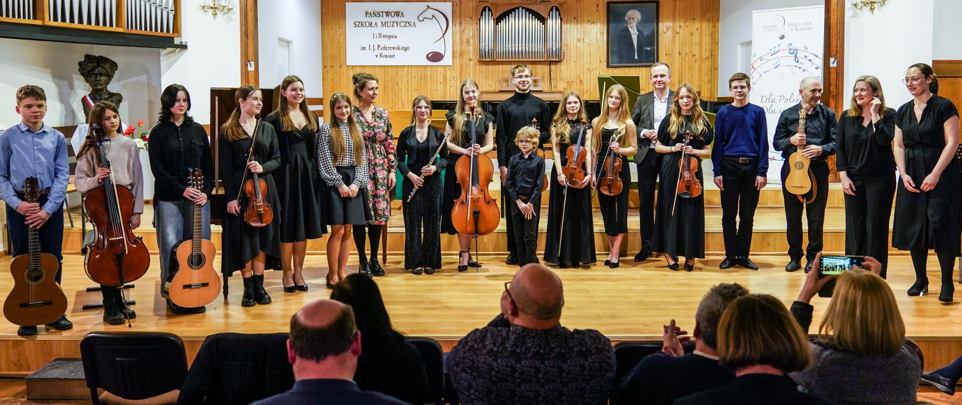Zdjęcie wykładowców i uczniów po koncercie - panorama