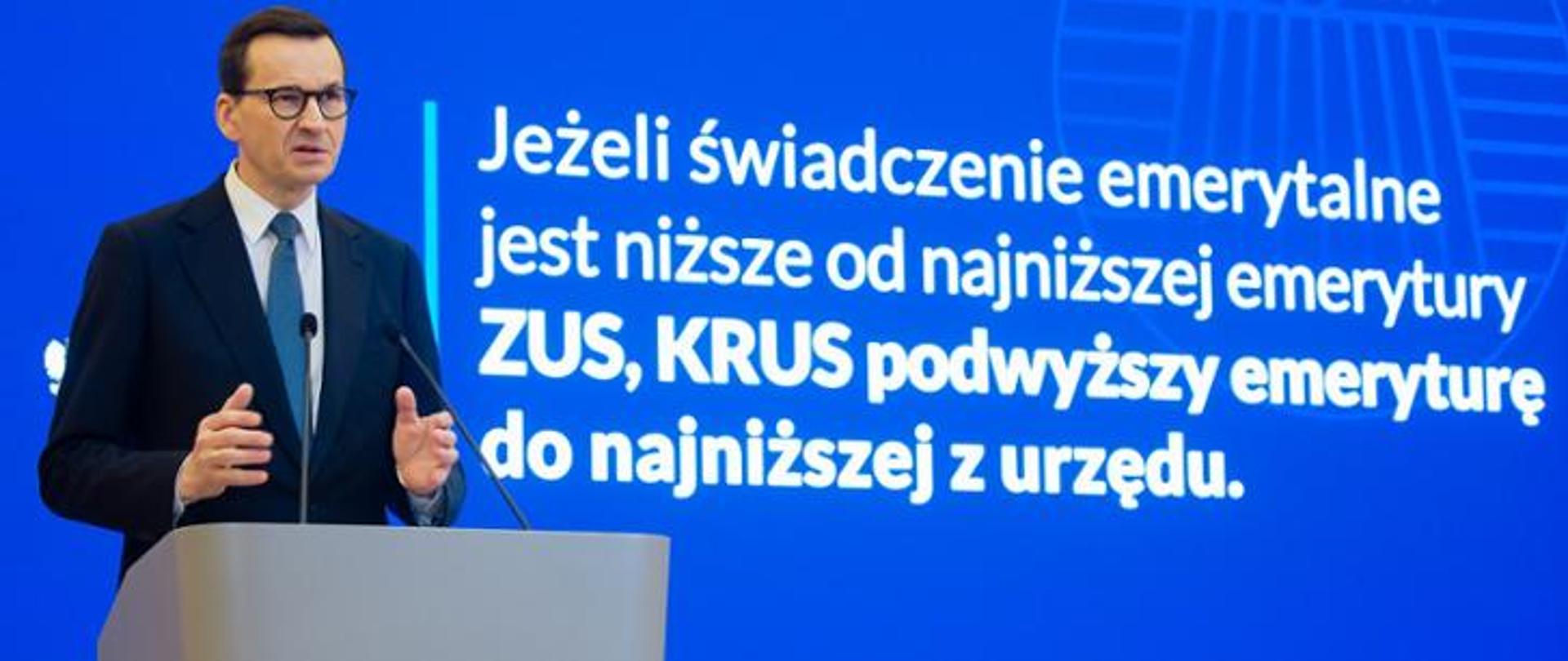 Jeden mężczyzna stojący przy mównicy i wypowiadający się