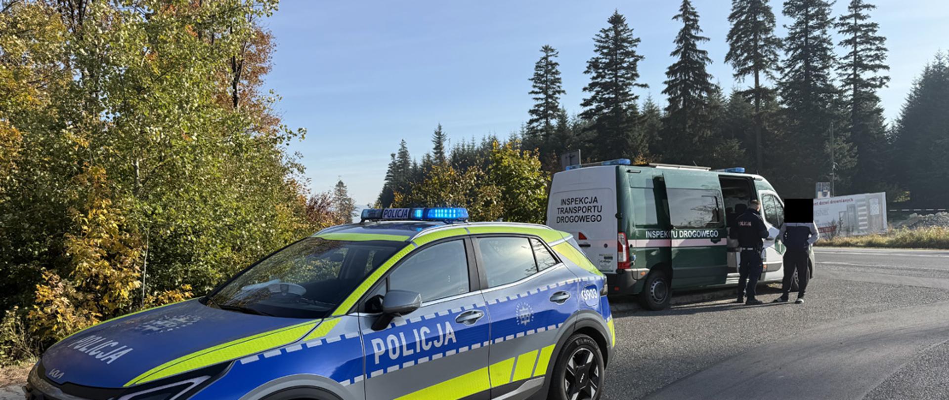 Od lewej samochód Policji, samochód kontrolny ITD, koło którego stoją: Policjant oraz nietrzeźwy kierowca; jesienne barwy