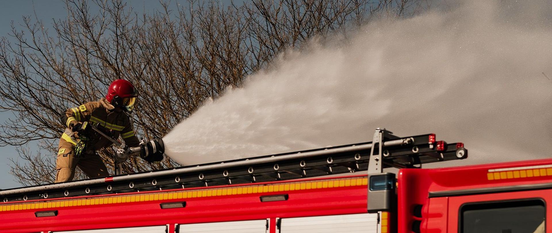 Ogólnopolska inauguracja kampanii „Stop pożarom traw” na terenie kieleckiego rezerwatu przyrody „Wietrznia”