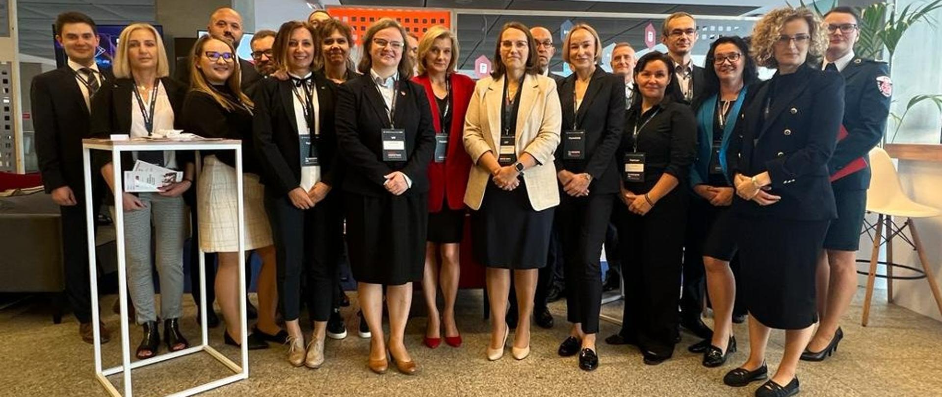 Minister Magdalena Rzeczkowska, wiceminister Anna Chałupa oraz przedstawiciele MF i KAS.