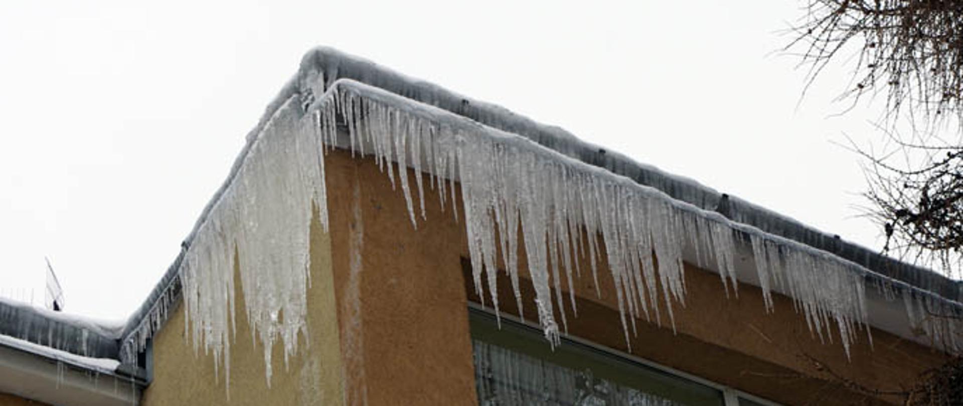 Sople lodu na dachu