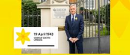 Sur la photo prise devant la Résidence de la République de Pologne à Berne, on aperçoit le chargé d’affaires de la République de Pologne à Berne, l’ambassadeur Marek Prawda, avec une jonquille accrochée à sa veste.