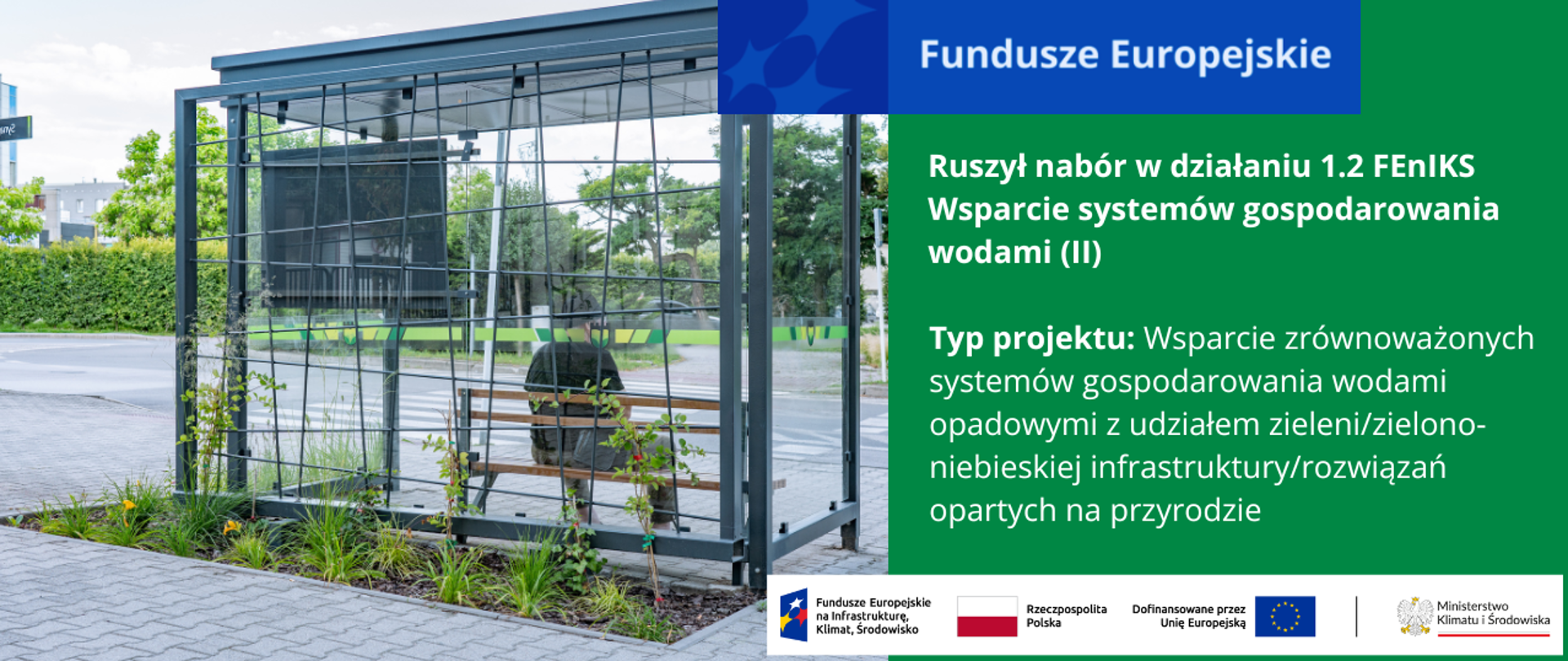Nowoczesny metalowo - szklany przystanek autobusowy Za przystankiem roślinność. Na ławce przystanku siedzący mężczyzna. 