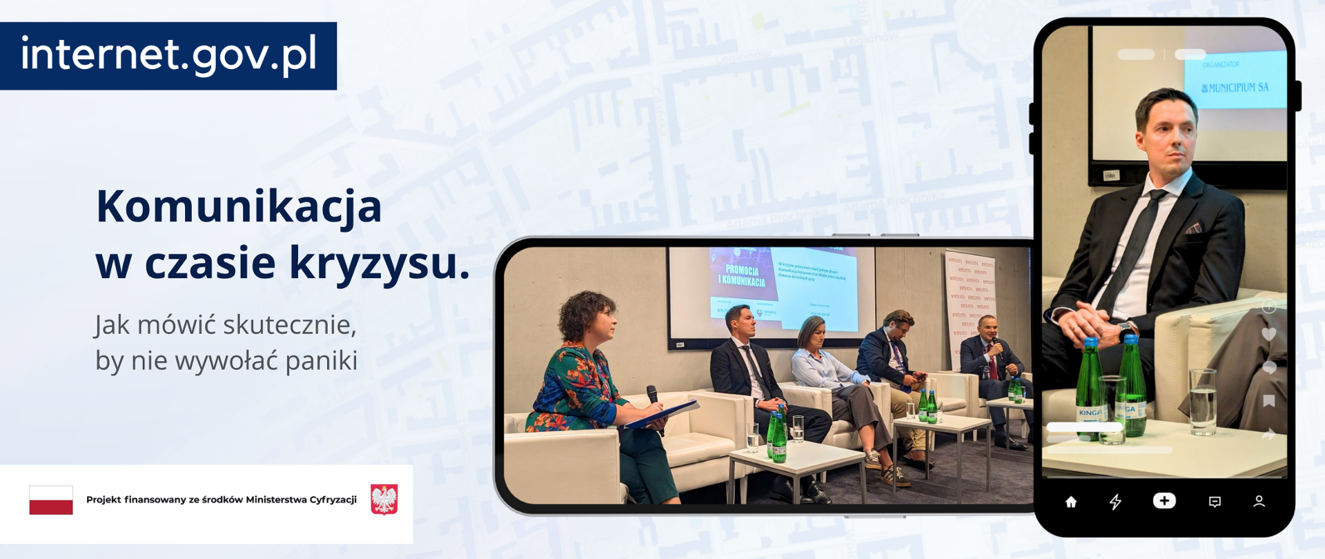 Grafika promocyjna internet.gov.pl dotycząca komunikacji kryzysowej. Na tle mapy widoczne są dwa zdjęcia z panelu dyskusyjnego podczas konferencji. Uczestnicy siedzą na scenie i rozmawiają o promocji oraz komunikacji. Obok znajduje się napis: „Komunikacja w czasie kryzysu. Jak mówić skutecznie, by nie wywołać paniki”. W lewym górnym rogu umieszczono logo internet.gov.pl, a na dole informację o finansowaniu projektu przez Ministerstwo Cyfryzacji.
