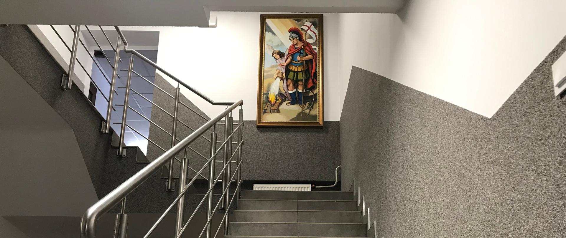 Zdjęcie przedstawia wyremontowany ciąg komunikacyjny klatki schodowej w jednostce ratowniczo-gaśniczej nr 2 w Miastku