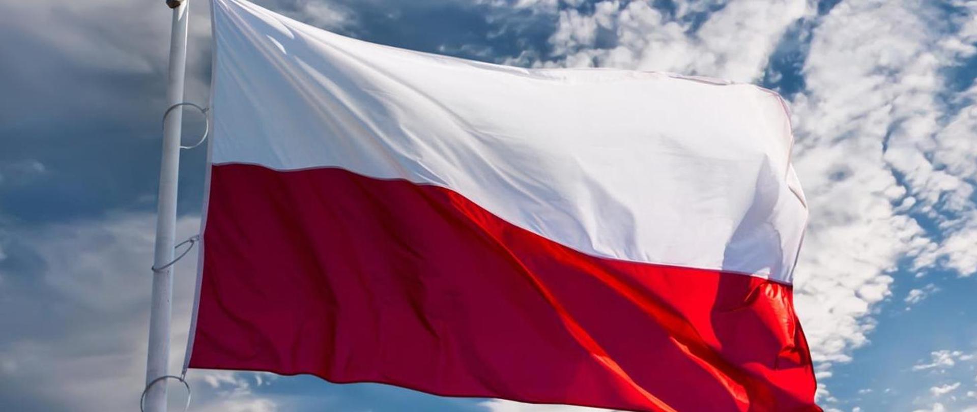 Uroczysty apel z okazji Dnia Flagi Rzeczypospolitej Polskiej.