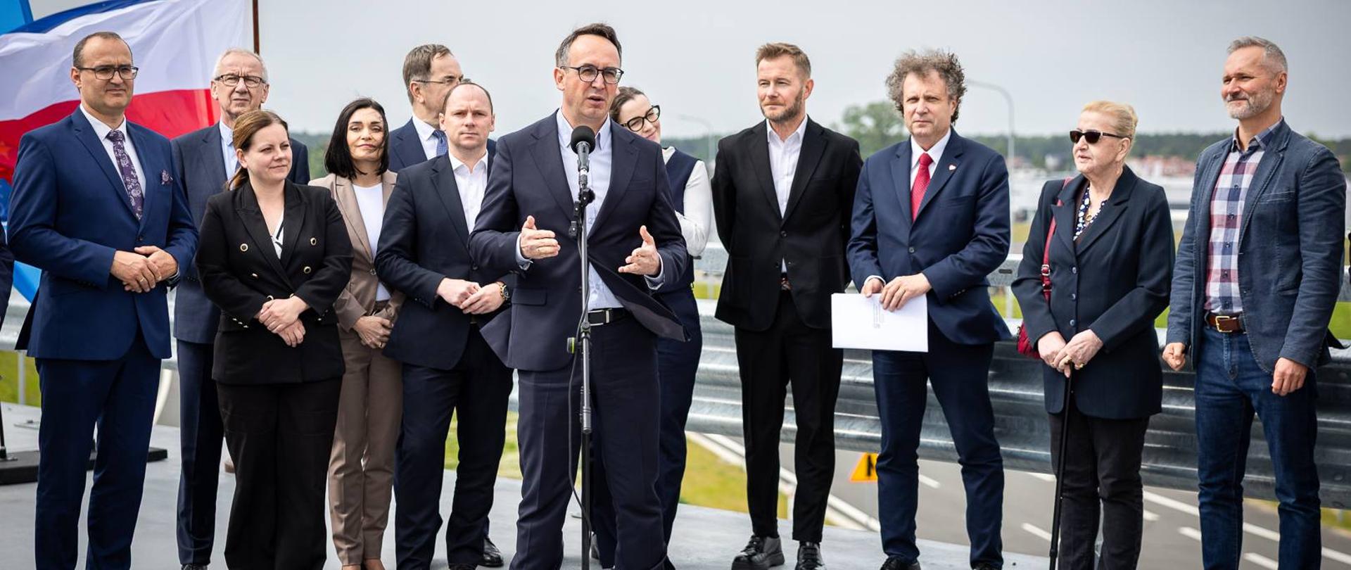 Minister infrastruktury Dariusz Klimczak podczas konferencji dotyczącej otwarcia pierwszego fragmentu Obwodnicy Metropolii Trójmiejskiej na odcinku od Chwaszczyna do Żukowa