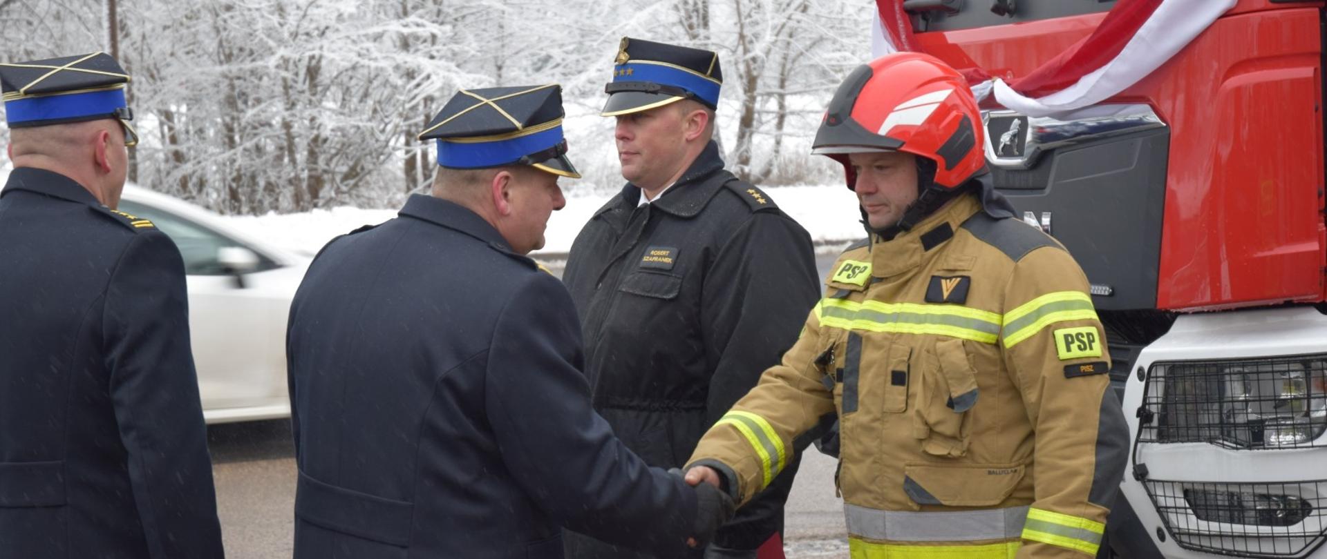 Strażacy na uroczystym przekazaniu.