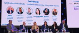 Sześcioro uczestników panelu dyskusyjnego siedzi na scenie podczas wydarzenia checkIT'2026. Za nimi znajduje się duży ekran z tytułem: „Panel Dyskusyjny. Cyberbezpieczeństwo od kuchni – kształcenie cyberspecjalistów, dobre praktyki i wyzwania”. Na ekranie wyświetlone są również profile uczestników. Od lewej siedzą: moderator dr Mariusz Sagan, Mariusz Banach, Monika Pieniek (która aktualnie mówi do mikrofonu), Anna Czachorowska-Rybkowska, Anna Wawruch-Lis oraz Grzegorz Hunicz.