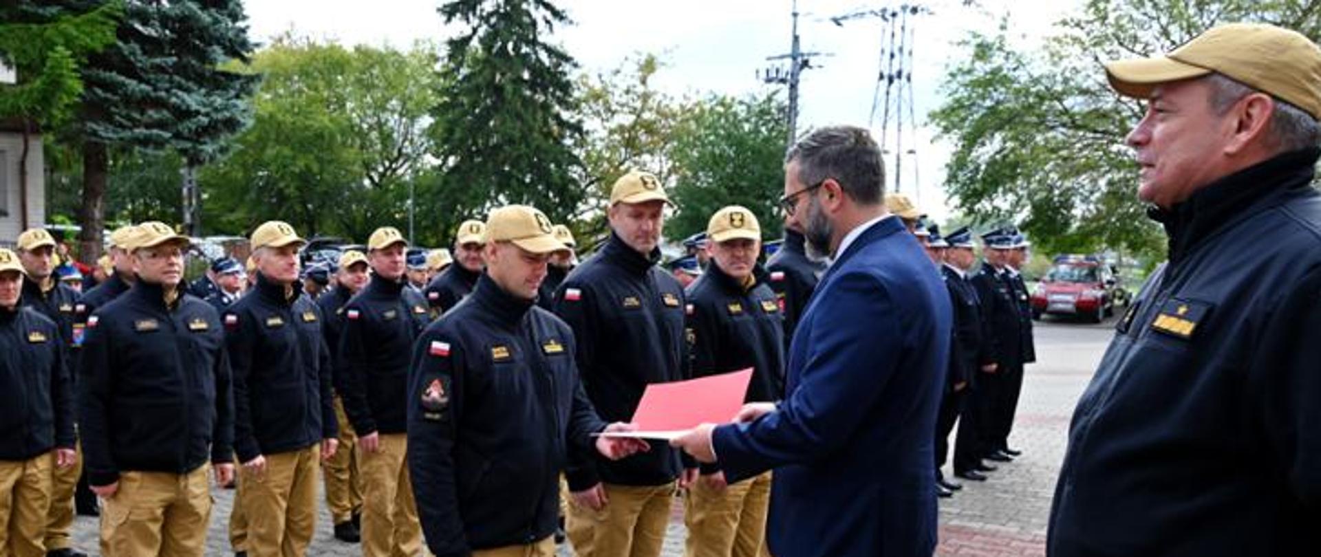 Komendanci Powiatowi PSP i druhowie OSP w trakcie wręczania aktów przekazania agregatów prądotwórczych