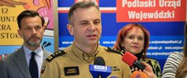 Konferencja prasowa dotycząca I Wojewódzkiego Turnieju Pierwszej Pomocy dla Szkół Podstawowych - st. bryg. Janusz Kondrat udziela informacji prasie