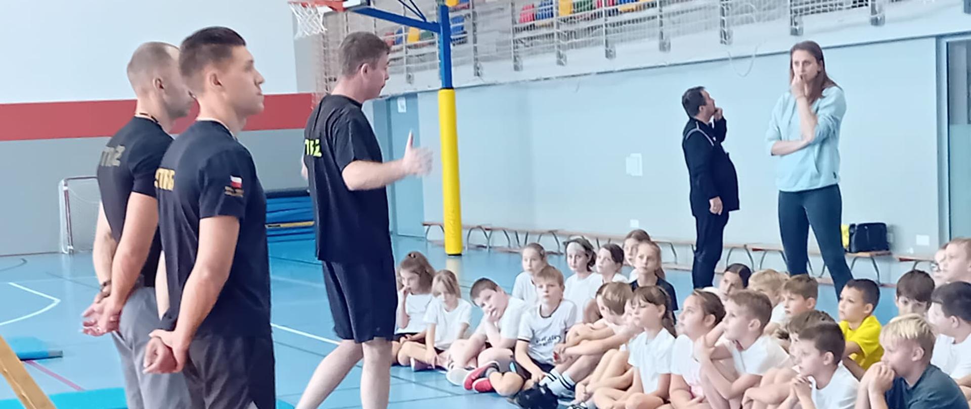 Strażacy_JRG_Złotów_podczas_prelekcji_w_SP_nr_2_w_Złotowie