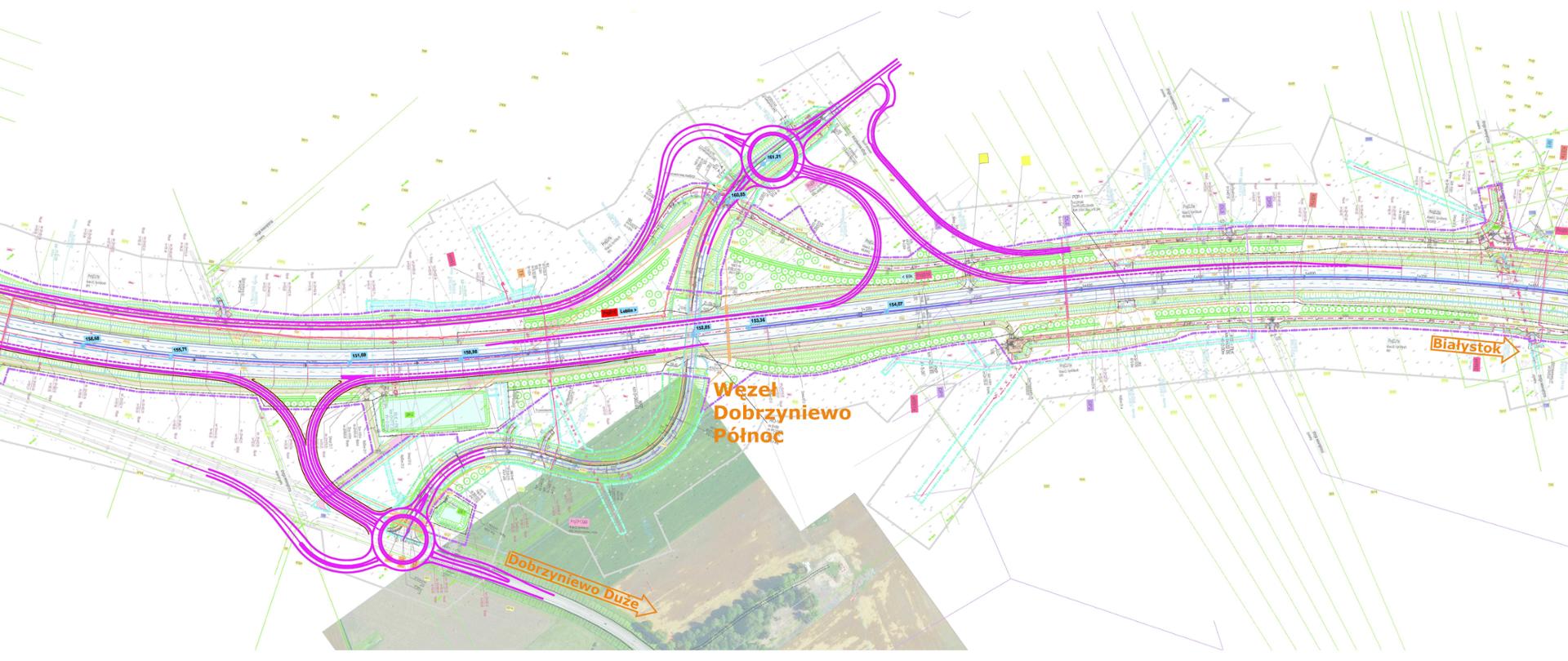 Plan przedstawia projekt drogowy węzła „Dobrzyniewo Północ” na trasie głównej. Na rysunku widoczne są szczegółowe linie projektowe w różnych kolorach, oznaczające jezdnie, pasy ruchu, pobocza, zjazdy i elementy infrastruktury. Centralnym punktem jest rozbudowany układ węzła z kilkoma rondami i łącznicami, umożliwiający wjazd i zjazd z drogi głównej. Droga główna biegnie poziomo przez całą szerokość planu, z oznaczeniami kierunków „Białystok” po prawej i „Ełk” po lewej stronie. Węzeł obejmuje rozjazdy w różnych kierunkach, a linie w kolorze fioletowym wyznaczają granice jezdni i łącznic. W tle widoczne są siatki działek, oznaczenia geodezyjne oraz fragment zdjęcia satelitarnego w dolnej części obrazu.