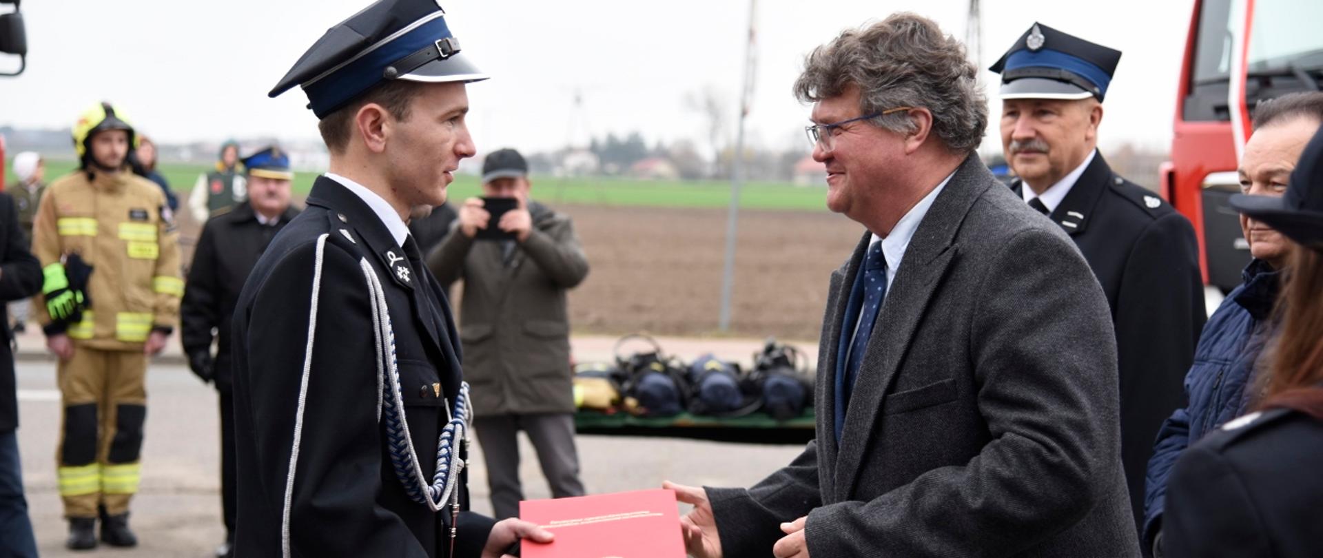 Uroczyste przekazanie ciężkich samochodów ratowniczo - gaśniczych dla jednostek OSP w powiecie płońskim