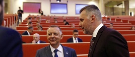 Uśmiechnięty minister finansów Marian Banaś rozmawia z uczestnikami spotkania