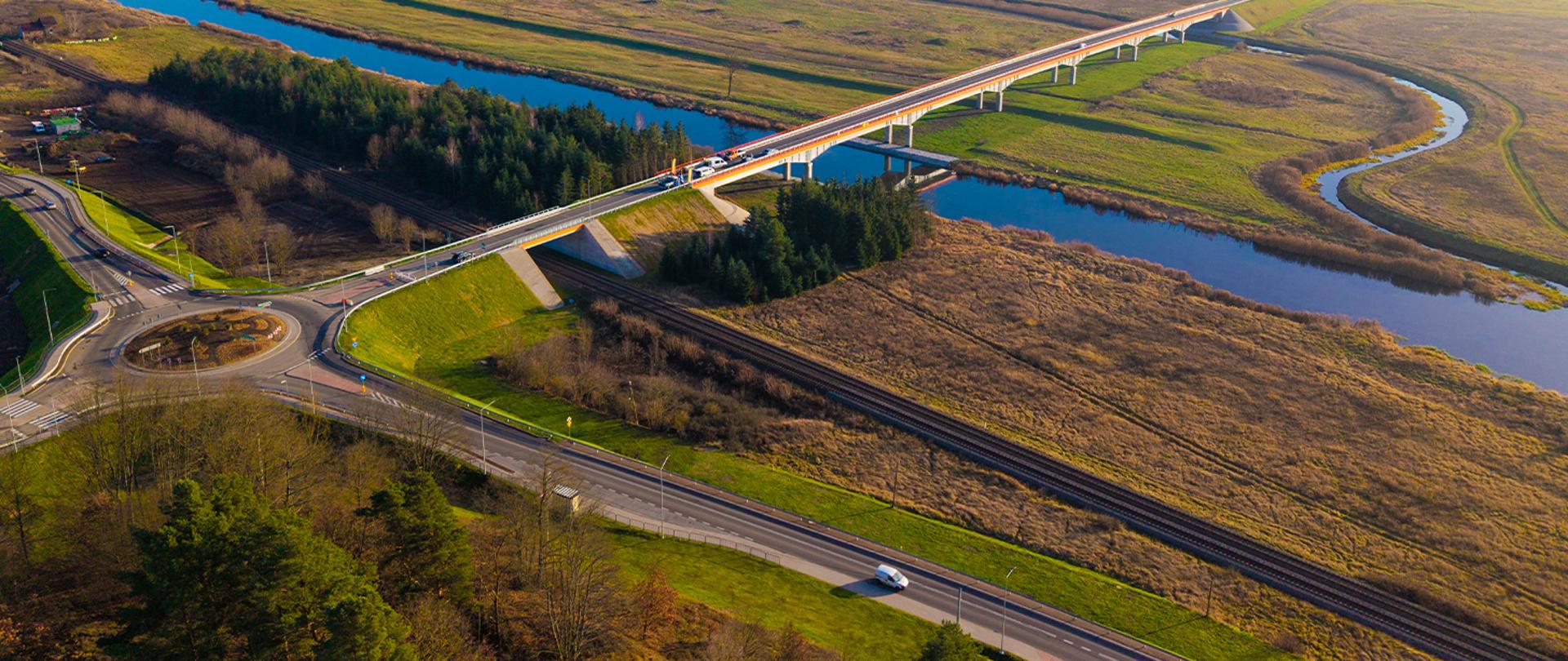 Widok z lotu ptaka na IV etap obwodnicy Drezdenka. Na zdjęciu nowy odcinek drogi wojewódzkiej z rondem, mostem i estakadą nad doliną rzeki.
