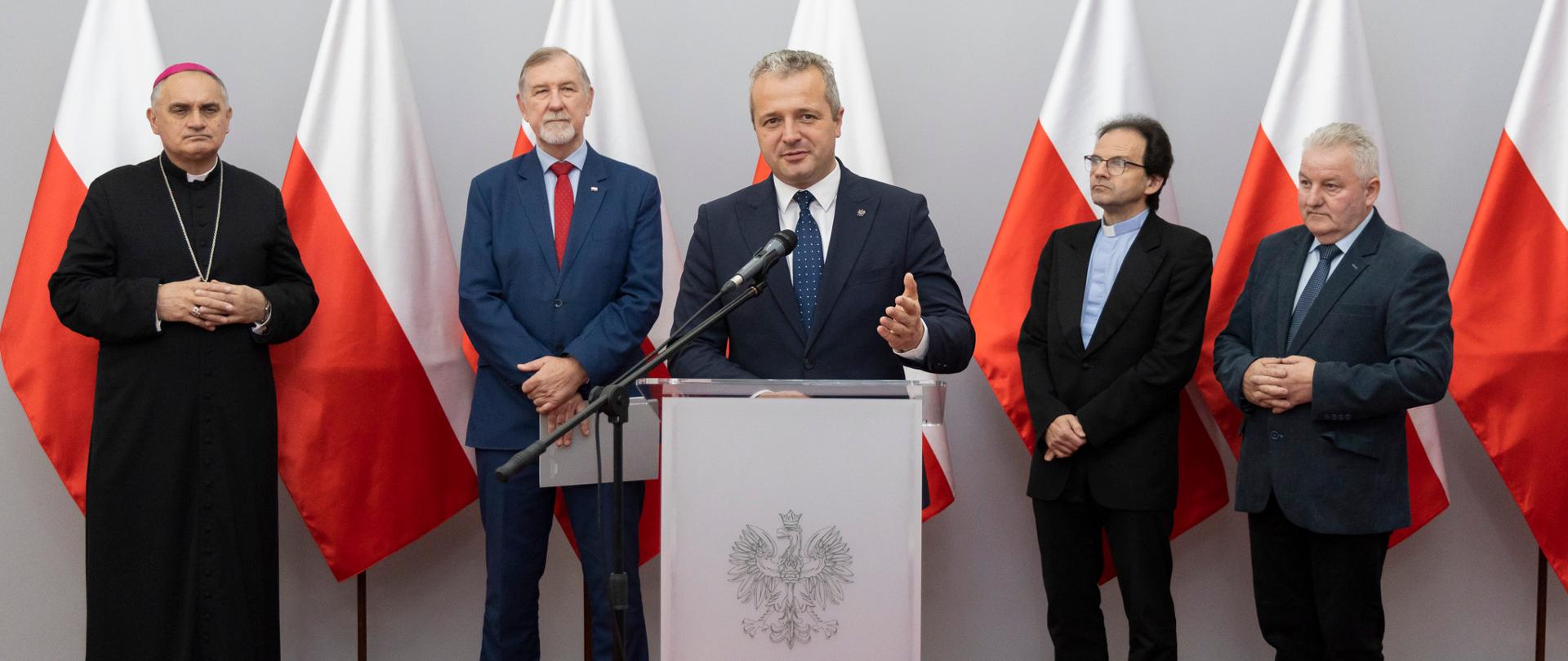 
Ludzie w sali konferencyjnej
