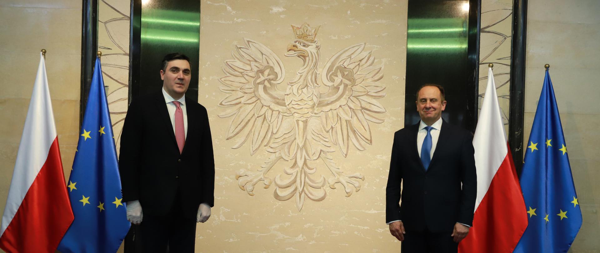 Ambasador Gruzji Ilia Darchiashvili i minister Andrzej Gut-Mostowu pozują do zdjęcia w siedzibie resortu rozwoju.