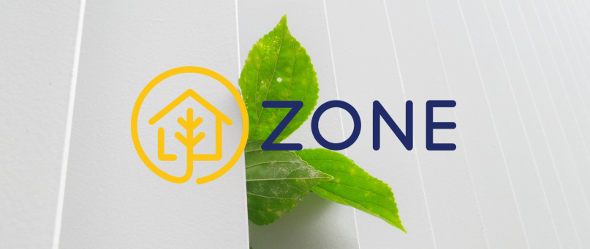 Liść przebijający się przez białe ogrodzenie; po lewej logo z domem i drzewem, po prawej napis „ZONE”.