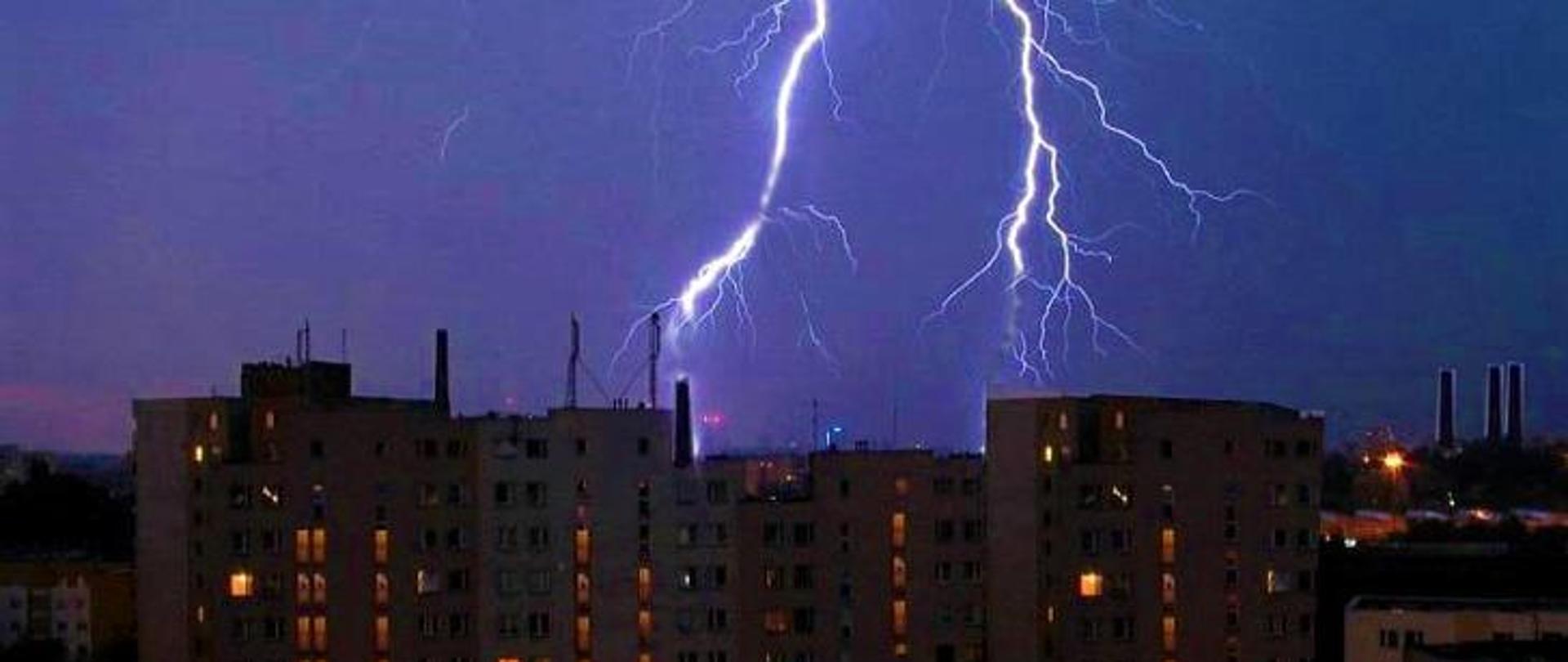 Zdjęcie ukazujące błyskawice nad blokowiskiem