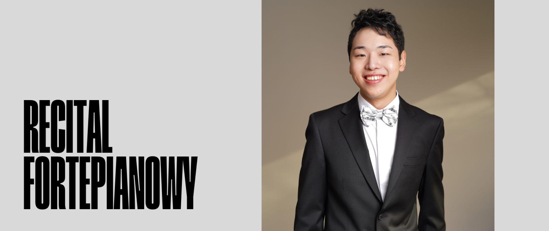 Na beżowym polu po lewej stronie czarny napis: "recital fortepianowy". Po prawej stronie na brązowym tle mężczyzna w czarnych włosach, białej koszuli, czarnej marynarce i muszce w nuty.