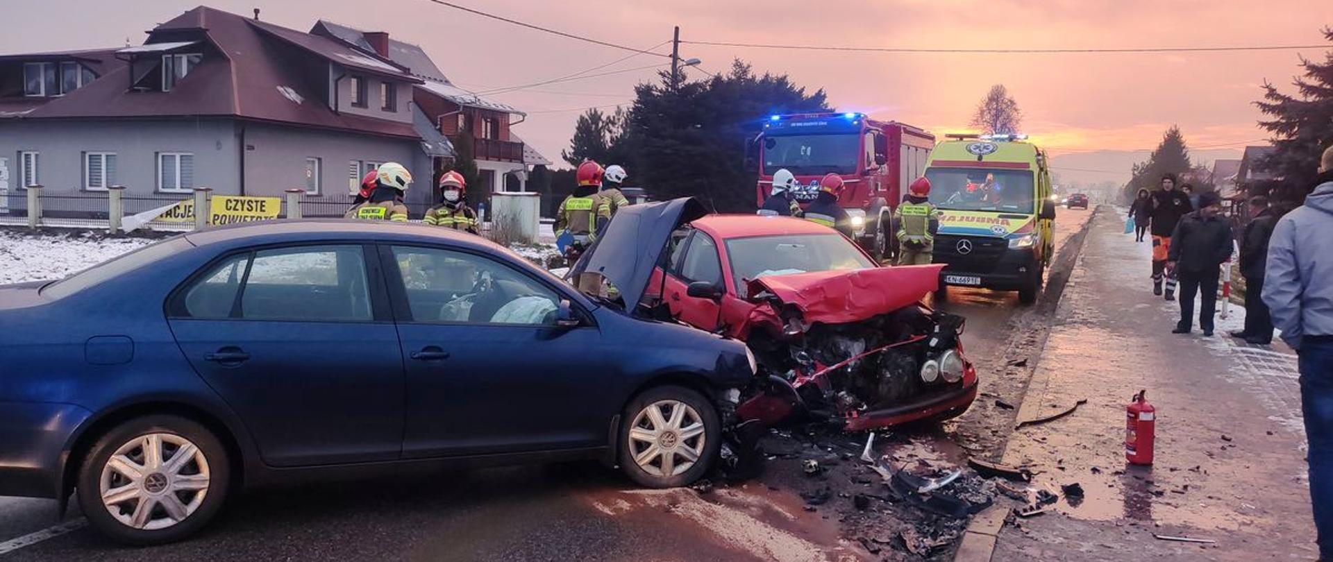 Rozbite samochody na drodze.