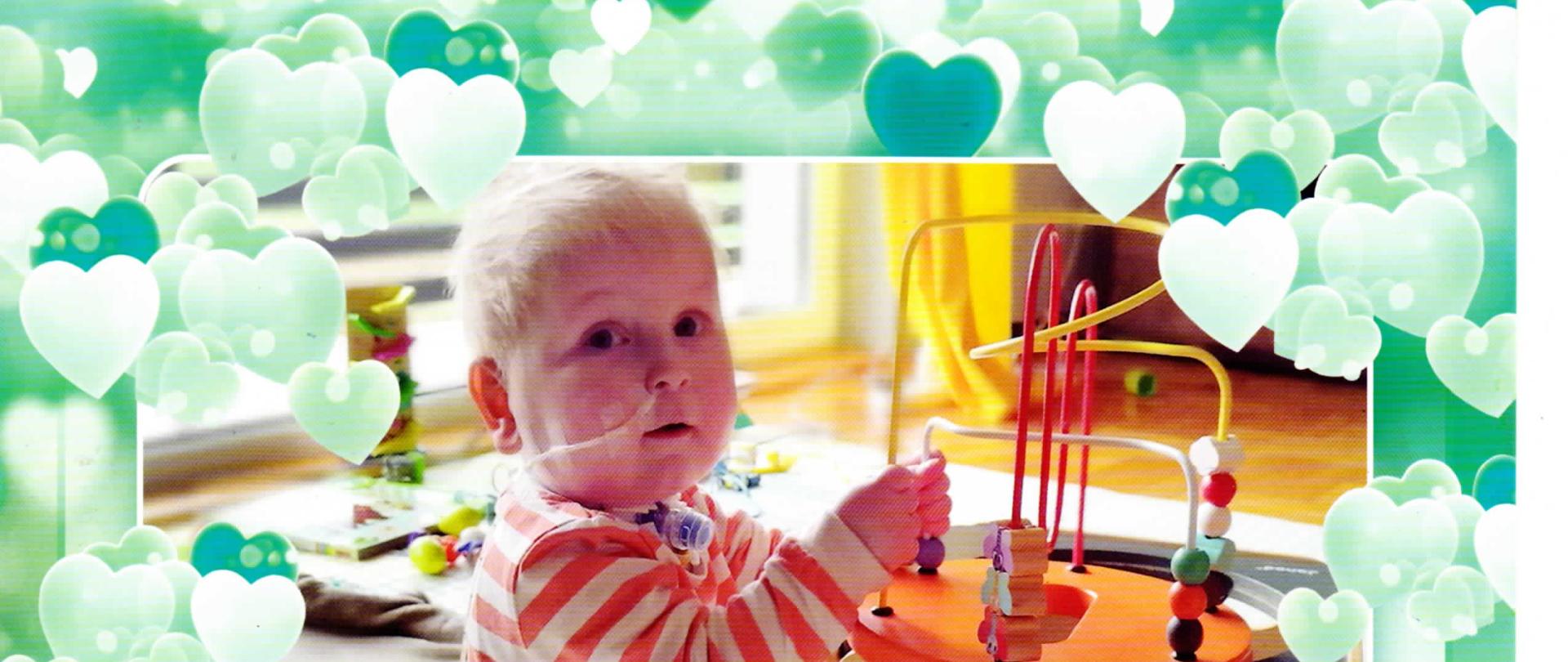 Podziękowanie z grafiką bawiącego się małego dziecka na tle zielonych serc z podpisem prezesa hospicjum