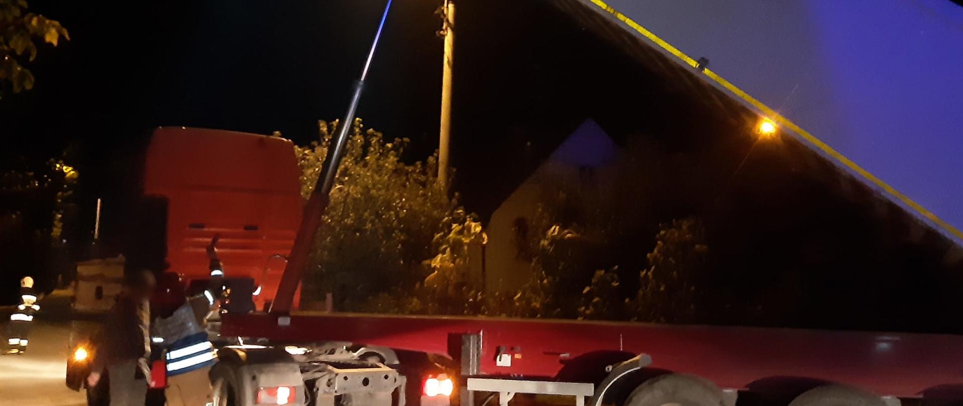 widoczne miejsce zdarzenia ciągnik siodłowy z naczepą która zahaczyła o linię energetyczną.