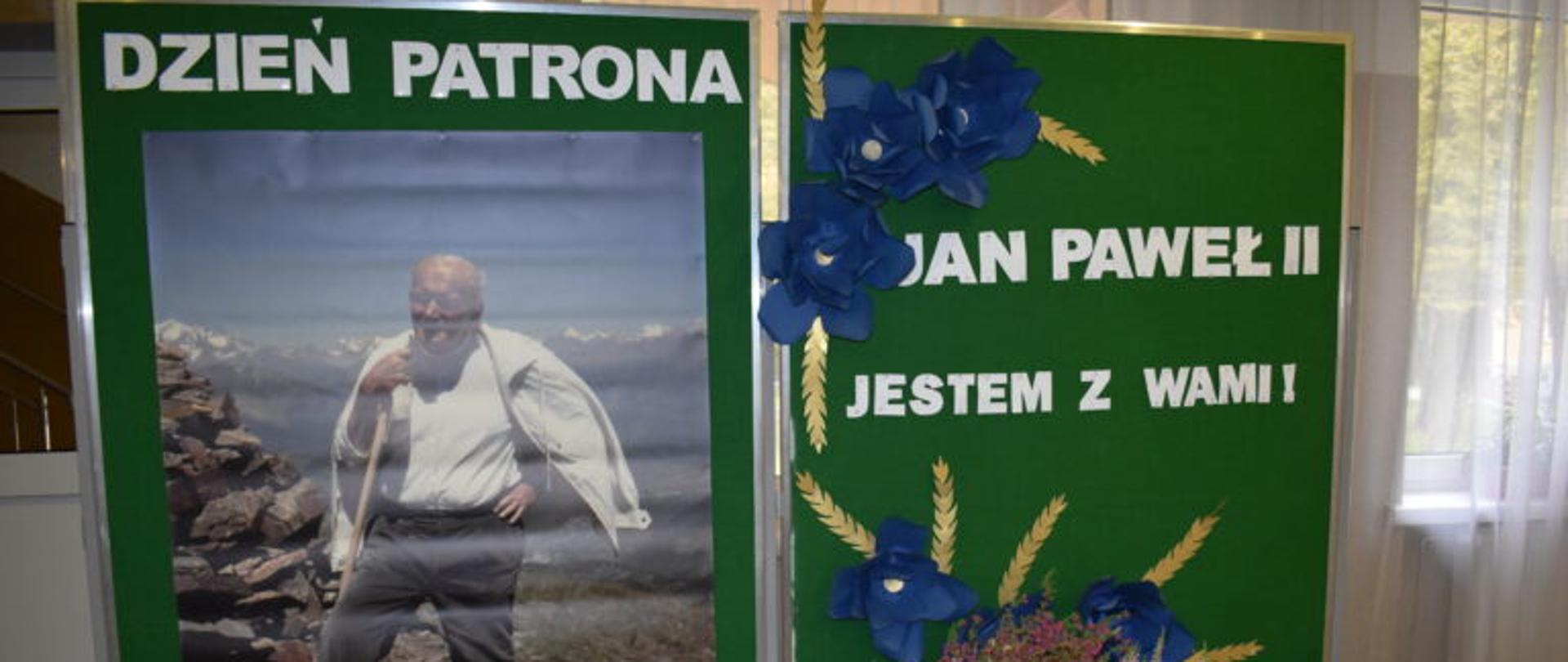 Dekoracja z napisem „Dzień Patrona – Jan Paweł II”.