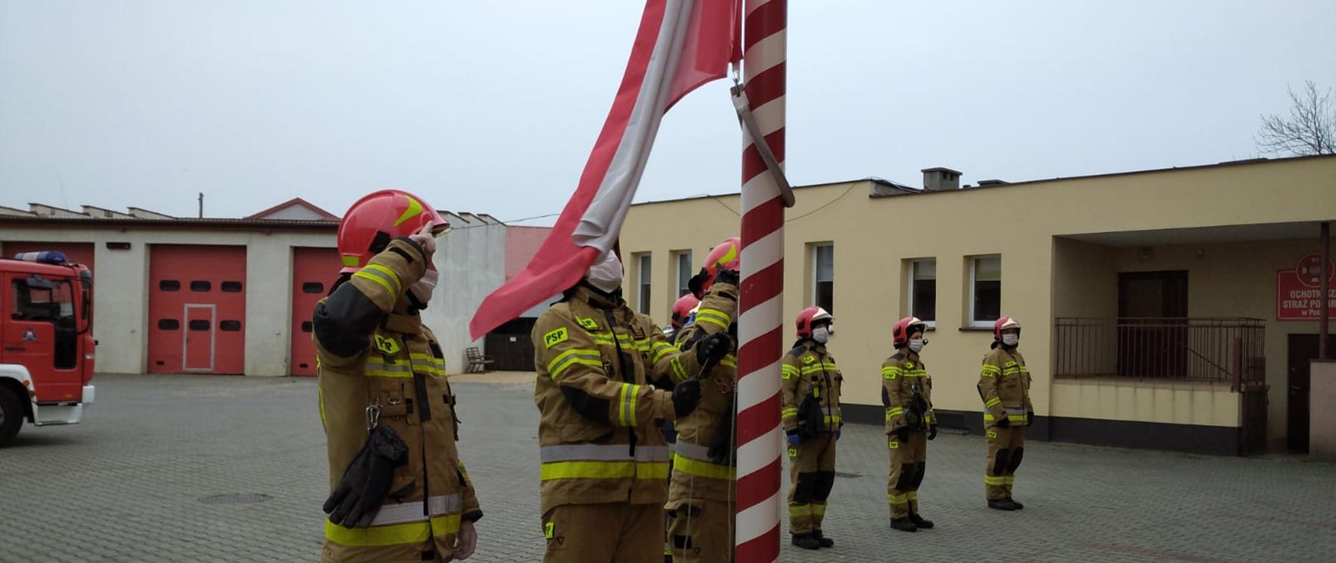 Z okazji Święta Niepodległości 11 listopada strażacy JRG Puck podczas zmiany służby dokonali uroczystego wciągnięcia flagi państwowej. 