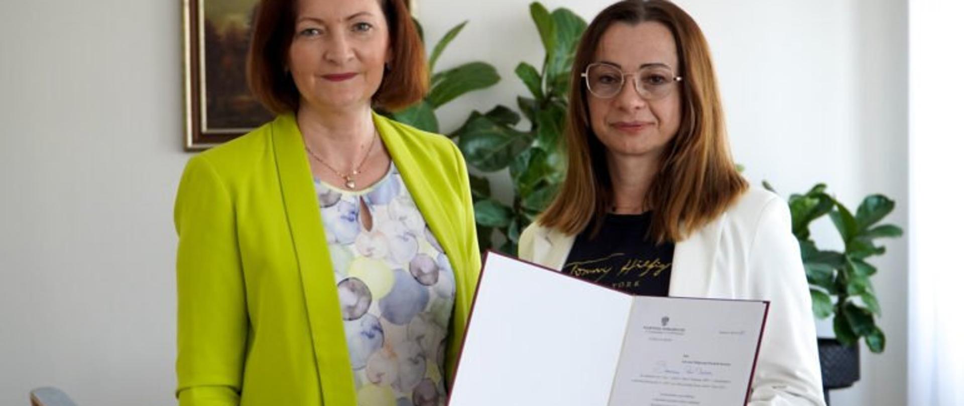 Wojewoda podkarpacki Ewa Leniart i konsultant wojewódzki w dziedzinie psychiatrii dzieci i młodzieży lek. med. Małgorzata Pruchnik-Surówka z powołaniem 