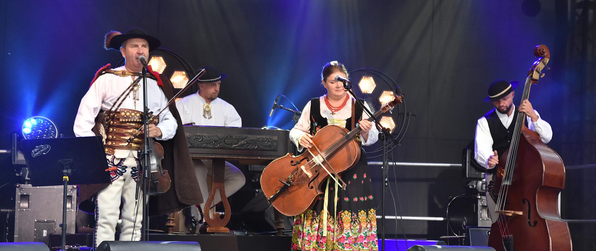 Muzycznie i folkowo na zamku w Szydłowcu