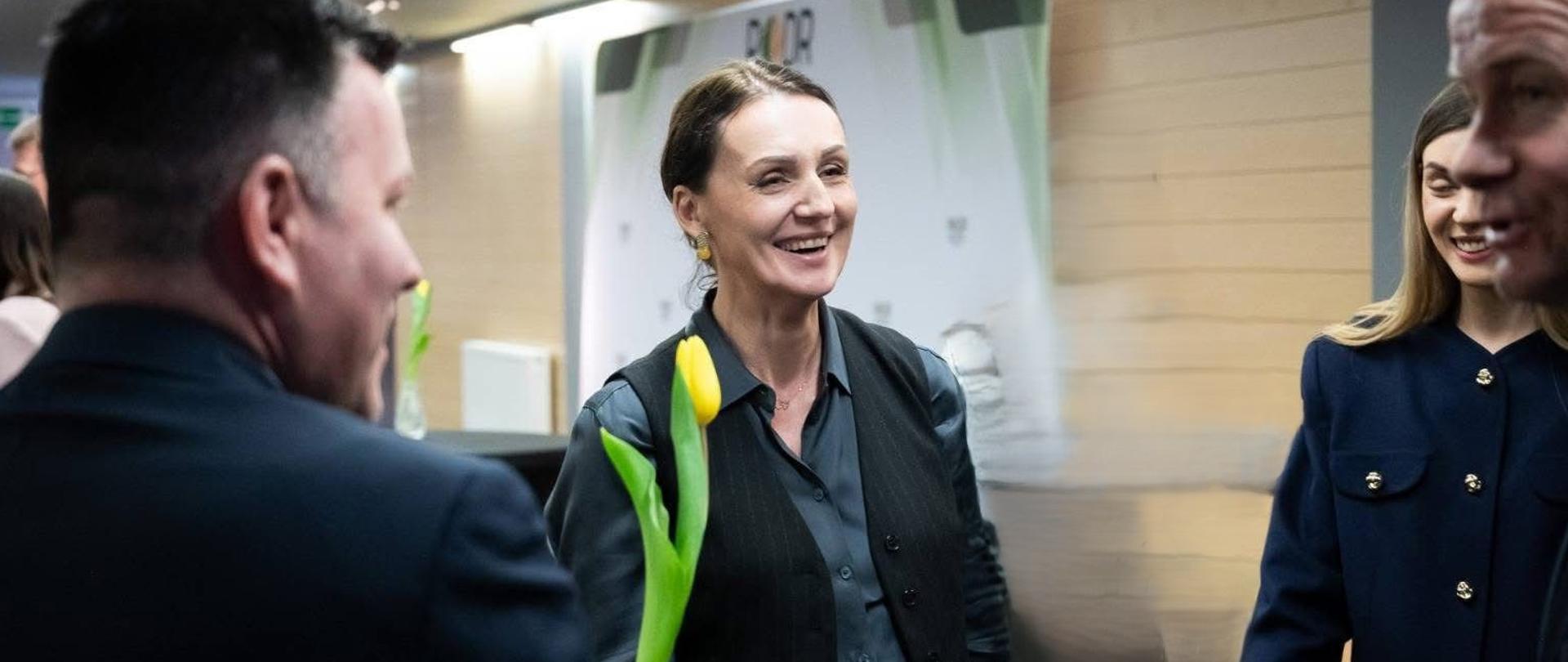 uśmiechnięta kobieta 