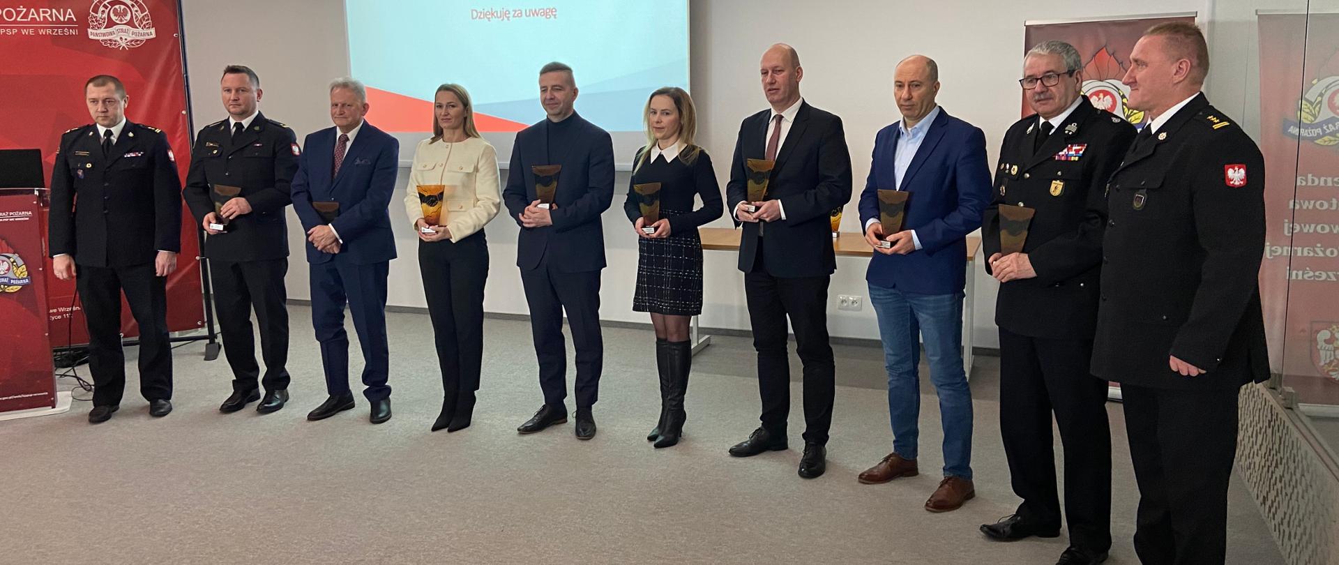 Zdjęcie przedstawia zaproszonych gości podczas narady podsumowującej rok 2023 oraz otwarcia Sali Edukacyjno-Szkoleniowej.