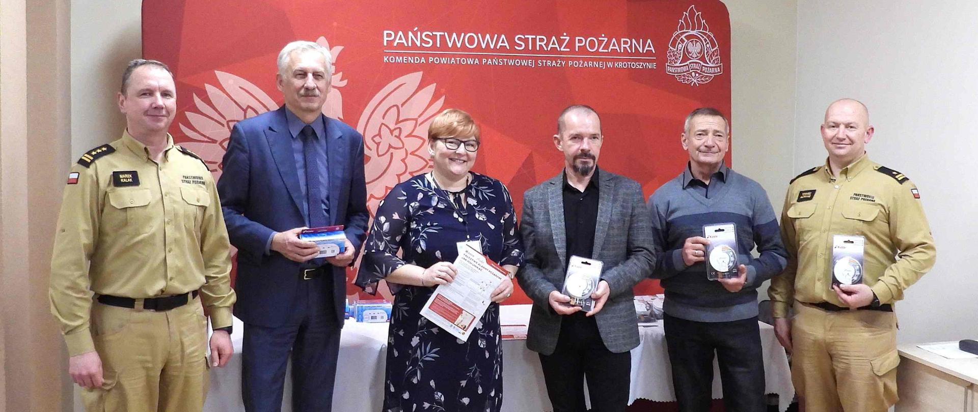 Zdjęcie przedstawia organizatorów konkursu podczas oficjalnego wręczenia nagród - czujników. Na zdjęciu sześć osób w tym jedna kobieta. 